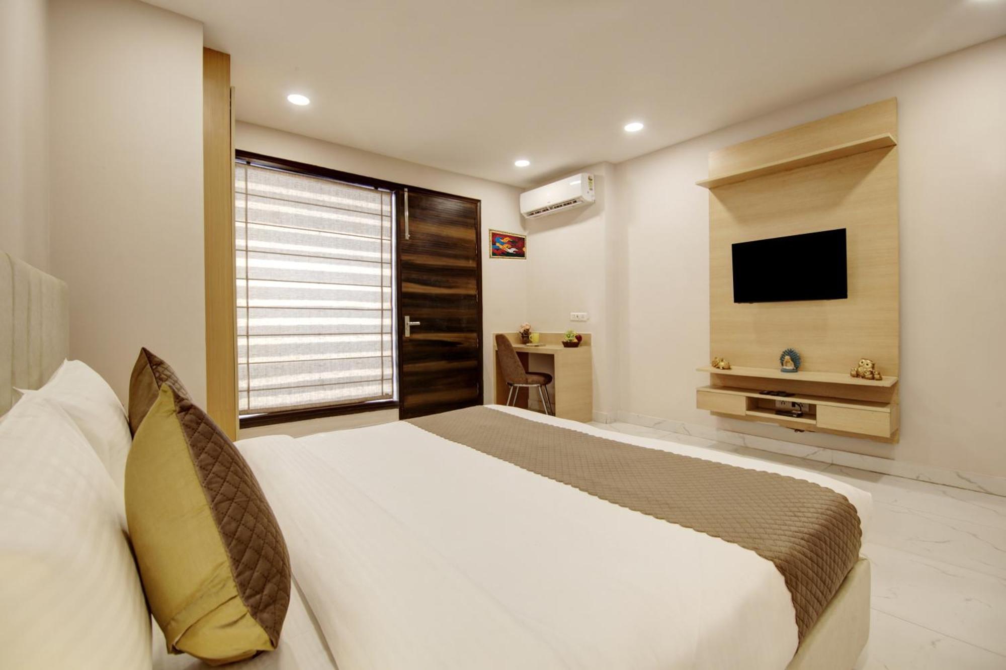Limewood Stay - Fortis Hospital & Huda City Centre Gurgaon Buitenkant foto