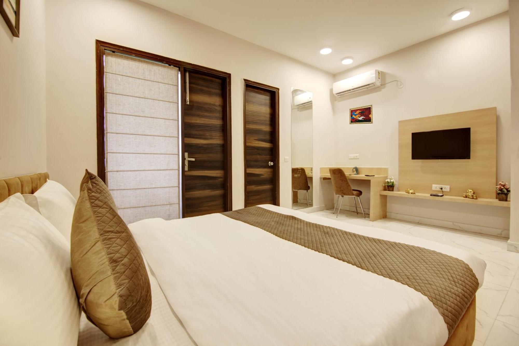 Limewood Stay - Fortis Hospital & Huda City Centre Gurgaon Buitenkant foto