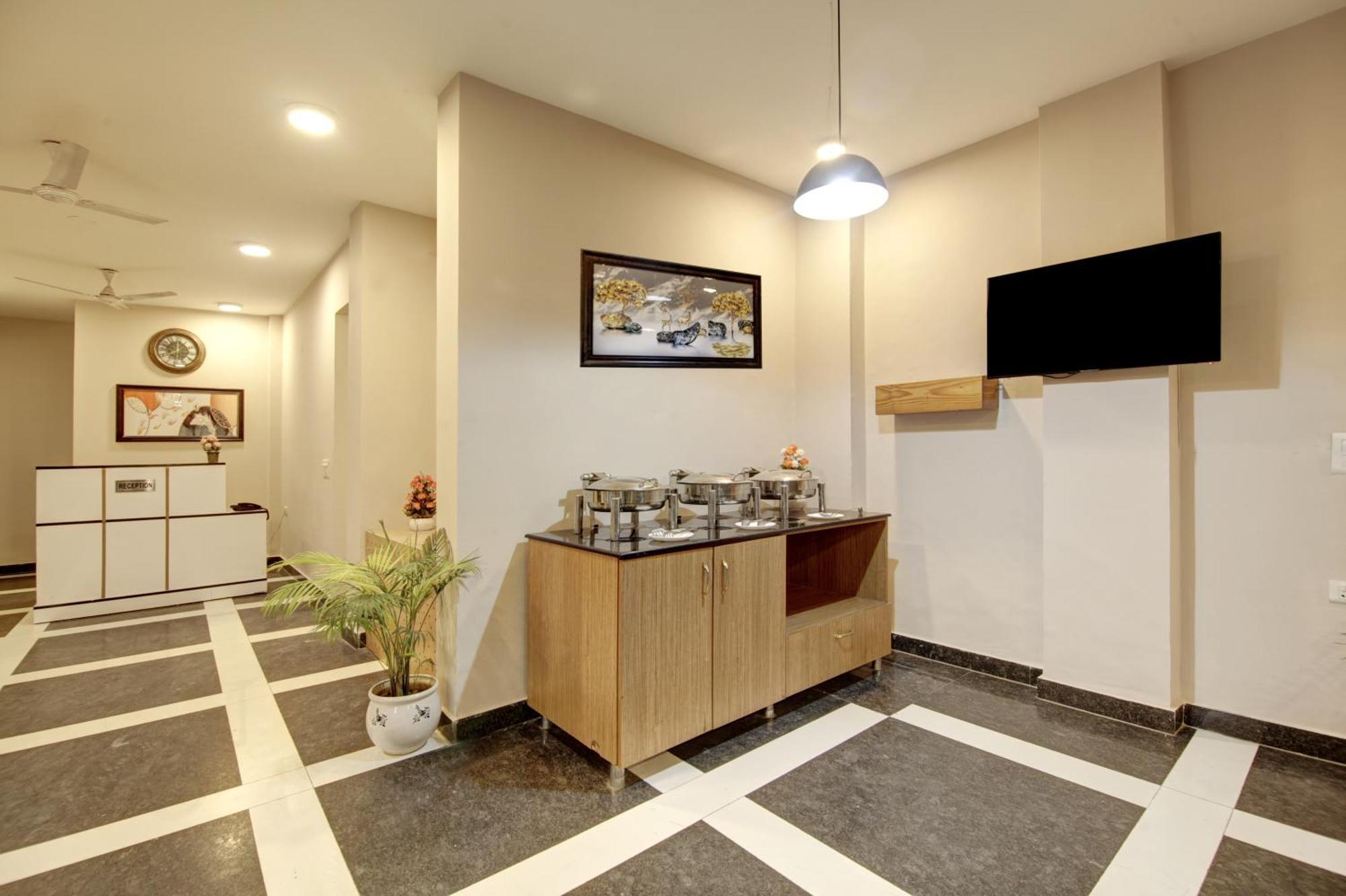 Limewood Stay - Fortis Hospital & Huda City Centre Gurgaon Buitenkant foto